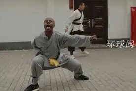 美网红“甲亢哥”少林寺拜师习武，自信满满硬扛棍子敲打后疼出表情包，师父语重心长：痛，但这就是人生，这就是少林，这就是功夫，这就是你视频封面