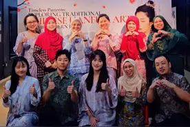 蜡染风采，马来西亚传统服饰的时尚演绎 #马来亚大学孔子学院  看孔院师生变装秀欣赏将色彩与艺术完美融合的当地传统蜡染服饰，感受其在历史传承中的独特魅力。#变装 #传统服饰 #蜡染 #我要上热门🔥 @抖音短视频@DOU+上热门 @孔子学院视频封面