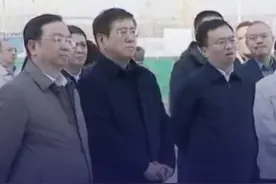 河南省委书记、省长会见王传福： 全力保障比亚迪在豫项目实施 2月25日，河南省委书记刘宁、省长王凯在郑州会见比亚迪股份有限公司董事长兼总裁王传福一行。刘宁说，新能源汽车产业是河南高度重视、聚力培育的战略性新兴产业；河南将集中优势资源，集聚各方力量，全力保障比亚迪在豫项目顺利实施、高效运营。据悉，2023年4月，比亚迪产能最大、用工最多的整车生产基地在郑州航空港区投产，当年就完成产值334.7亿元，生产整车超20万辆。今年1月的数据显示，郑州比亚迪自2023年投产以来累计生产近67万台整车，实现产值超千亿元。#华夏政经视频封面
