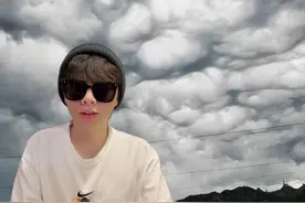 大连窟窿云！会有坏事发生吗？ 鸡皮疙瘩都起来了！大连天空出现了非常特殊的云，看起来像满天窟窿，这到底是什么，预示着要有坏事发生吗？#大连窟窿云 #地理科普 #气象科普 #知识前沿派对 @中国气象爱好者 @中气爱怎么说视频封面