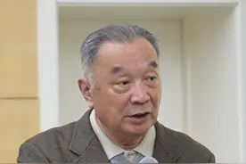 温铁军：当我们用工业化方式去改造农业成为主流，不让农民养猪养鸡，破坏了农村天然的立体循环经济，我们应该反思一下未来的出路在哪里？#工业化 #三农 #经济 #人与自然和谐共处 #温铁军视频封面