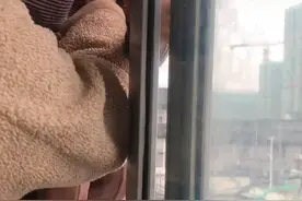 男孩朝楼下顶棚扔东西，妈妈在保证安全的前提下这样教育：自己扔的东西自己拾#家庭教育 #浙江dou知道 视频封面