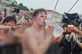 外国乐队鼓手误喝“广西公文包”醉倒舞台？主办方：节目效果而已，人俄罗斯人怎么会一口公文包就喝倒视频封面