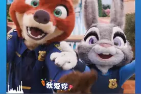 迪士尼“疯狂动物城”开“城”一周年了！今天，所有热爱这座“城”的居民们聚在一起——阿云嘎、刘柏辛、刘宇宁、黄龄……齐欢唱《我们都爱动物城》！（供稿：上海迪士尼度假区）视频封面