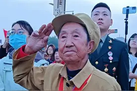 终于看到！4月17日，#百岁老兵远赴北京看天安门升旗  ，当五星红旗升起，庄严地从轮椅上起立敬礼。天安门这路不长，两位百岁老兵走了100年，曾经保家卫国的小伙儿，如今白发苍苍满身勋章。#致敬人民子弟兵  （记者 李鹏毅）视频封面