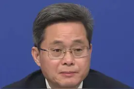 财政部部长蓝佛安：对幼儿发放育儿补贴，建立学前教育国家资助制度；对学生进一步提高资助补助的标准#2025全国两会视频封面