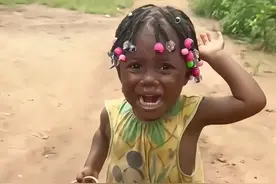 非洲小孩从懵圈到开溜！ 非洲小孩第一次见到中国人，撒腿就跑 非洲小孩从懵圈到开溜！ 非洲小孩第一次见到中国人，撒腿就跑的反应令人费解，这场跨文化碰撞太有看点 感觉看到飘飘视频封面