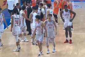 扑面而来的火药味！福建、浙江男篮赛后爆发大规模冲突。（编辑：十一）#福建浙江冲突 #程帅澎 #吴前视频封面