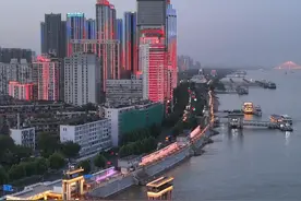 湖北到底有多少小龙虾？据统计，2021年湖北小龙虾产量108万吨，占全国4成多，产量、产值均居全国第一。夸张一点说，全国每两只养殖小龙虾，就有一只来自湖北！湖北人的夏天，是由无数个吃虾子的夜晚组成的。湖北潜江的小龙虾送往全国各地，湖北长沙的小龙虾也出圈在外。那么问题来了，湖北湖南谁才是吃虾大省?#总要去趟武汉吧 #旅行vlog #武汉旅游攻略 #内容启发搜索视频封面