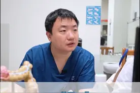 飙血 一旦发现自己因为痔疮出现便血的症状，首先应用温水将臀部清洗干净，并轻轻擦拭干净，避免局部过于潮湿。 
出血较多时，可以用干净的纱布压迫止血，还需要将卫生巾垫在内裤上，防止血液弄脏衣裤。 
然后马上急诊就医，以防出现危险。#痔疮情况 #飙血 #仁济医院 #医学科普 #俞旻皓医生 视频封面