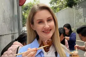 广东到底有多少肠粉？今天让AI带我试试猪肠粉~#外国人吃中国美食 #外国人在中国 #跟着AI去吃饭 #建议普及这一口视频封面