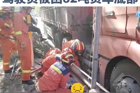 命悬一线！摩托车与大货车相撞！摩托车驾驶员双脚被压在82吨大货车前轮下 #临沧 #车祸视频封面