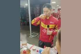 4月21日，北京，#刘强东请快递员骑手同桌吃火锅 ，#刘强东回忆当年给物流老兄弟们敬酒 ： 他干了我也干了，几桌下来喝了半斤白酒彻底断片了。视频封面