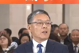 3月11日下午，全国人大代表，中车株洲电力机车研究所有限公司党委书记、董事长李东林亮相“代表通道”，分享关于推动科技创新和产业创新融合发展的具体做法和思考。（王家齐）#2025全国两会 #代表委员热议经济高质量发展  #代表通道 #高铁 #人才 #科技视频封面