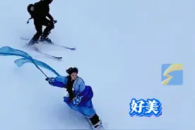 2月9日（采访），四川阿坝，古装适配滑雪，仙气四溢！女子着汉服潇洒滑雪获一片惊呼，网友：有种大师姐下山救人的凌厉感。@栗子 #滑雪 #仙气飘飘视频封面