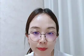 临床研究显示对于骨转移的患者，地舒单抗在预防骨相关事件，不良反应方面优于双磷酸盐，但地舒单抗或唑来膦酸属于辅助用药，治疗骨转移还是需要靶向、化疗、免疫等有效的治疗手段#肿瘤 #骨转移 #治疗 #科普视频封面