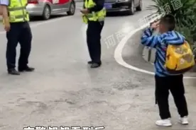 5岁男孩送交警叔叔千纸鹤后偷偷在后面敬礼，收到回礼后开心得跳起来#温馨画面 #交警 视频封面