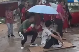 网传山东一女子#结婚遇#前男友拦截，坐地上拦住婚车不让过，拍摄者辟谣：拦路是为了讨喜烟，至于“前男友拦在半路”，纯属子虚乌有