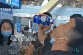 7月1日，云南昆明。#6位大哥旅游归来在机场接龙喝完一斤白酒：开封了不能托运，好酒扔了可惜。视频封面