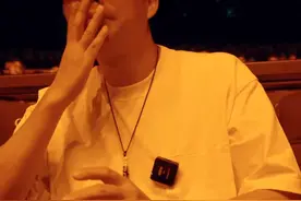 把王迅老师看哭的《重庆·1949》到底是怎样一场演出？#舞台剧重庆1949 #重庆1949那一抹中国红 #王迅 #重庆国庆氛围感拉满了 #有温度的明星城市视频封面
