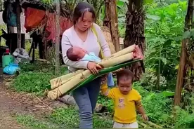 搭建安身之所 妈妈带着姐姐和弟弟到山上搭建安身之所#越南生活 #越南农村 #农村孩子 #农村生活 #内容启发搜索视频封面