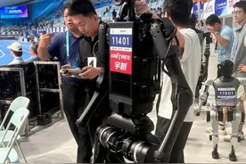 人形机器人1500米决赛上演，天工、宇树现场竞速 8月15日早上9点，世界人形机器人运动会上，1500米决赛正式上演。第一组的比赛中包含四位选手：北京人形机器人创新中心天卓队派出的“天工Ultra”、宇树科技队派出的机器人“H1”以及上海交通大学数字山海队、北京信息科技大学rera 一队派出的机器人“N2”。记者在现场看到，天工和宇树科技的人形机器人都是一袭黑装，“H1”就是春晚扭秧歌的同款型号、“天工Ultra”是“半马”冠军。但有所不同的是，宇树科技机器人采用遥控的方式，而天工此次并未遥控。相比今年4月“半马”时采用跟随领跑员身上信号器的方式，“天工”此次技术又升级一步，采用全自主的方式向前奔跑，也就是凭借机器人自己控制。