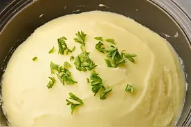 【法式土豆泥】如何把3块钱的土豆做成吃不起的样子  #法式土豆泥 #跟着抖音学做菜  