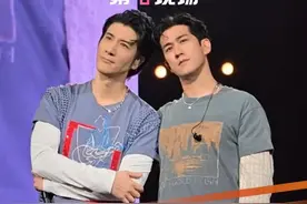 6月20日，王力宏北京演唱会嘉宾是李治廷，两人同台演唱《One World One Dream》，调侃“同一个世界，同一张脸” 。网友：这谁能分得清？ #王力宏   #李治廷   #王力宏北京演唱会  @抖音短视频 @DOU+小助手