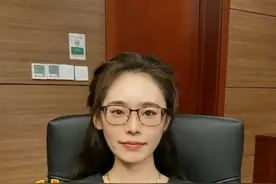 未婚公证可以委托他人办理吗？代办条件与材料要求 未婚公证不能委托他人代办！根据《公证程序规则》，涉及声明、保证等与自然人人身密切相关的公证事项必须本人亲自申办，未婚公证属于此类。但线上办理可免奔波，在支付宝或微信搜索【跑政通】小程序，选择【在线公证】-【未婚公证】，按提示操作即可完成申请。需准备以下材料：身份证原件及正反面清晰照片、户口簿（含首页、本人页）原件及复印件、民政局开具的未婚证明原件（或居委会/村委会盖章的未婚情况说明）。若曾有婚姻史，需补充离婚证/判决书或配偶死亡证明。材料提交后，公证员将通过视频核验身份，确认未婚证明真实性，并询问开具部门、证明内容等细节。线上办理无需到场，3-5个工作日可出件，加急1个工作日，公证书直接邮寄到家。注意未婚证明有效期通常为3-6个月，建议提前确认公证用途及目的地国家要求，避免因材料过期或格式不符导致无效。全程线上操作，省时省力，适合留学、移民、涉外婚姻等场景，有需求的朋友快试试吧！#未婚公证 #线上公证 #公证处 #单身证明