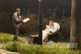 一辈子的挚友 !10月29日，湖北武汉，老爷爷插着氧气管坐在轮椅上，另一位老人在为他唱歌。#朋友 视频封面