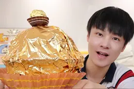 小伙自制巨型费列罗巧克力，情人节送给老婆，老婆开心极了视频封面
