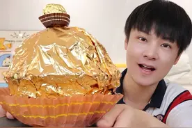 小伙自制巨型费列罗巧克力，情人节送给老婆，老婆开心极了视频封面