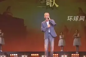 重温中国台湾音乐人陈彼得深情演唱《歌唱祖国》，演唱时泪洒舞台