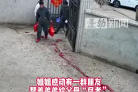 小伙在外当兵没回家过年，老家的兄弟们上门给他父母拜年，你保家卫国 我们替你照看父母#给好兄弟父母拜年了 #过年视频封面