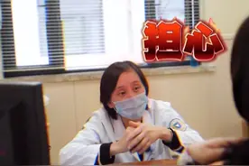 癔症（分离转换性障碍）是由精神因素，如生活事件、内心冲突、暗示或自我暗示，作用于易病个体引起的精神障碍。癔病的主要表现有分离症状和转换症状两种。癔症的症状是功能性的，因此心理治疗占有重要的地位。该病预后一般较好，60%-80%的患者可在一年内自行缓解。#精神健康#健康#门诊  视频封面