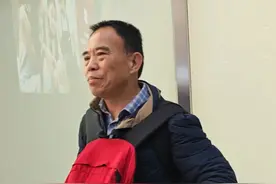 3月11日，山东青岛，“灵魂摆渡人”刘德文再启程，跨越千里，送山东籍台湾老兵回家。孙子抱着爷爷的骨灰边哭边致谢。#刘德文 #灵魂摆渡人视频封面