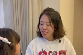 一句话让孩子主动放下手机，孩子周末玩手机，妈妈一句话点醒孩子，通过猴子和iPad的例子，告诉孩子学习不仅是为了成绩，而是为了未来有更多的自由和选择。#记录真实生活 #亲子教育 #家庭教育 #孩子玩手机视频封面