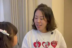 一句话让孩子主动放下手机，孩子周末玩手机，妈妈一句话点醒孩子，通过猴子和iPad的例子，告诉孩子学习不仅是为了成绩，而是为了未来有更多的自由和选择。#记录真实生活 #亲子教育 #家庭教育 #孩子玩手机视频封面