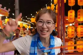 3月31日，42岁香港女星陈思齐宣布摆摊卖鸡爪，她曾参加香港小姐，被称“TVB御用丫鬟”。TVB不少艺人做副业或转行：摆摊、当服务员、卖保险等。#陈思齐 #香港小姐 #TVB @抖音短视频视频封面