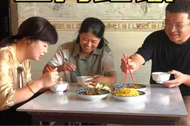 储军同学上门蹭饭，今天在六安遇到一位带三个孩子的单亲妈妈。女子本弱，为母则刚，自信是她的态度，乐观是她的标签，当经历过所有的风雨，自然会迎来真正的彩虹。#潘姥姥#储军同学#记录真实生活视频封面