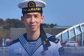 “笑一笑，小伙子。”4月22日，山东青岛，北海舰队海军“帅帅的兵哥哥”太受欢迎，成“打卡点”。男女老少都来一起合影。#北海舰队 #山东dou知道视频封面
