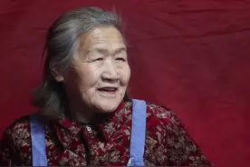 河南77岁老太深夜摆摊，40年积蓄买6套房，双手托举整个家！视频封面