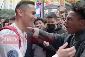 4月2日，重庆。世界顶流“甲亢哥”重庆行，上来就被“梅西”贴脸开大，结果掀开一看竟是“C罗”模仿者。视频封面