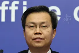 【#骨灰撒海30年安葬逝者骨灰近3.4万份 】今年是本市推行骨灰撒海第30年。3月21日，记者从市政府新闻办公室举行的2024年清明祭扫服务保障新闻发布会上了解到，今年清明期间，本市将精心组织多批次骨灰海葬活动，并准备在天津港举办京津冀协同骨灰海葬启航活动，在长青生命纪念园举办生态葬公祭活动。北京市民政局新闻发言人、副局长郭汉桥介绍，本市骨灰撒海服务起步较早，从1994年5月即开始推行骨灰撒海活动。30年来，共组织集体骨灰撒海活动774批次，安葬逝者骨灰近3.4万份。近年来，为引导激励绿色生态安葬，本市相继出台了《关于健全节地生态安葬奖补激励机制的实施意见》《关于进一步健全本市骨灰海葬、骨灰自然葬补贴办法的通知》等政策文件，对选择骨灰海撒、自然葬的，免费提供逝者遗体接运、冷藏、整容、告别、火化及骨灰寄存等6项约2850元的殡仪服务。郭汉桥表示，为纪念本市推行骨灰撒海活动30周年，今年清明期间，本市将精心组织多批次骨灰海葬活动，并准备在天津港举办京津冀协同骨灰海葬启航活动，在长青生命纪念园举办生态葬公祭活动，持续提升骨灰海葬、自然葬的社会影响力和公众知晓度。#都视频视频封面