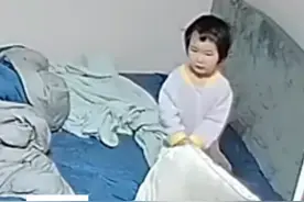 宝宝醒来发现家里没人，害怕又委屈，看到爷爷回来才放声大哭！