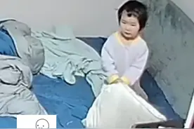 宝宝醒来发现家里没人，害怕又委屈，看到爷爷回来才放声大哭！