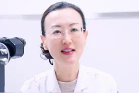 取不出的隐形眼镜 会跑去哪里呢？ 很多人的隐形眼镜取不出来，来急诊问“是不是跑到眼睛后边了”，主任解答，眼球由上下眼皮包着，揉眼睛的话，如果有异物，一般会藏到上穹窿或者下穹窿。不要轻信一些“土办法”，如果病情加重，一定要及时就医。#硬核健康科普行动 #角膜移植张晓融主任 #隐形眼镜 #美瞳 #医学科普