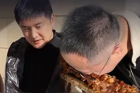 下次请粉丝吃烤全羊。这次“吃播”给你们看！ #大咖观察 #红衣分享 #烤羊腿视频封面