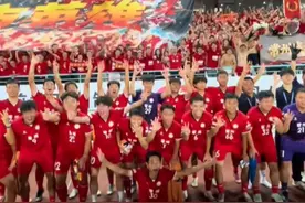 8月16日，常州队1-0战胜镇江队，取得“苏超”首胜，积分榜排名上升到第十二位，终于摆脱“十三妹”称号。同时赢回笔画，从丿队变回八队。#常州 #苏超 #十三妹