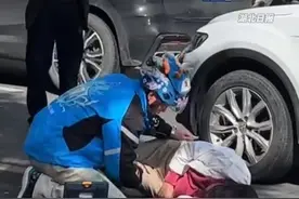 路过的外卖小哥秒变“急救侠”，掏出随身携带#AED 抢救七旬老人，婉拒家属888元感谢；外卖小哥张宝剑生于1991年，是一名来自东北的退伍老兵。#外卖小哥秒变急救侠#救被撞老人外卖小哥是退伍军人  （剪辑：鲲鹏）视频封面